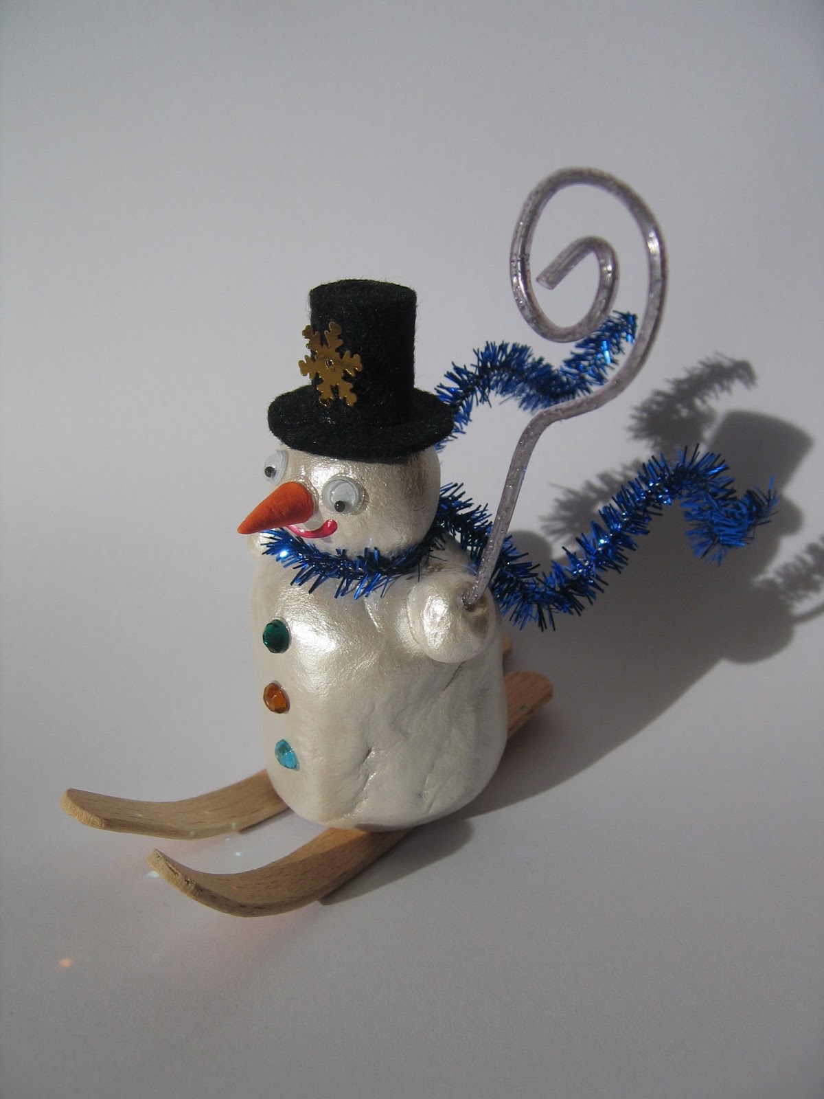 Amiscol Un bonhomme de neige en ski