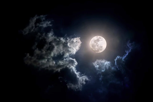 Lua em sua fase cheia mostra ainda mais claramente seu brilho
