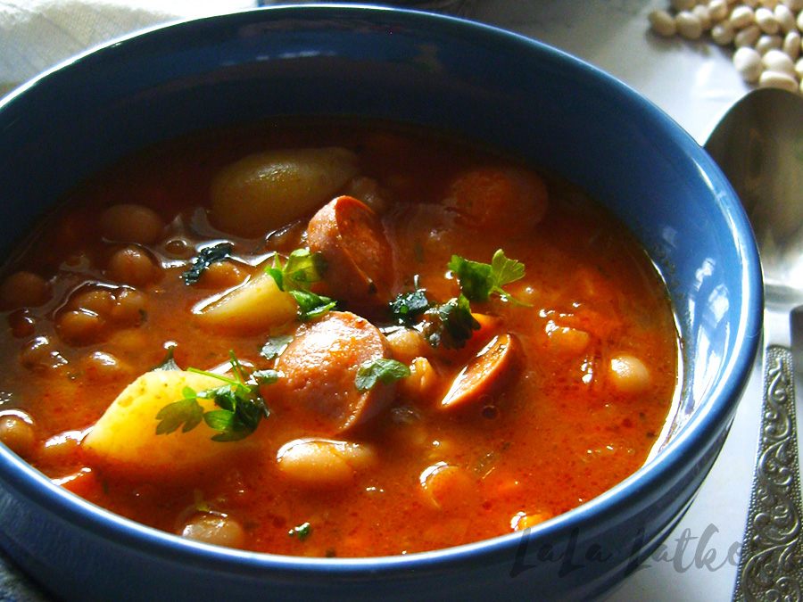 Томатный суп с фасолью и сосисками