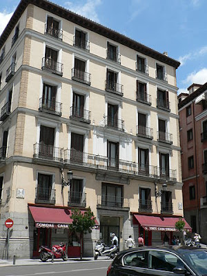 «Calle Mayor 84 (Madrid)» de Basilio - Trabajo propio. Disponible bajo la licencia CC BY-SA 3.0 vía Wikimedia Commons - https://commons.wikimedia.org/wiki/File:Calle_Mayor_84_(Madrid).jpg#/media/File:Calle_Mayor_84_(Madrid).jpg