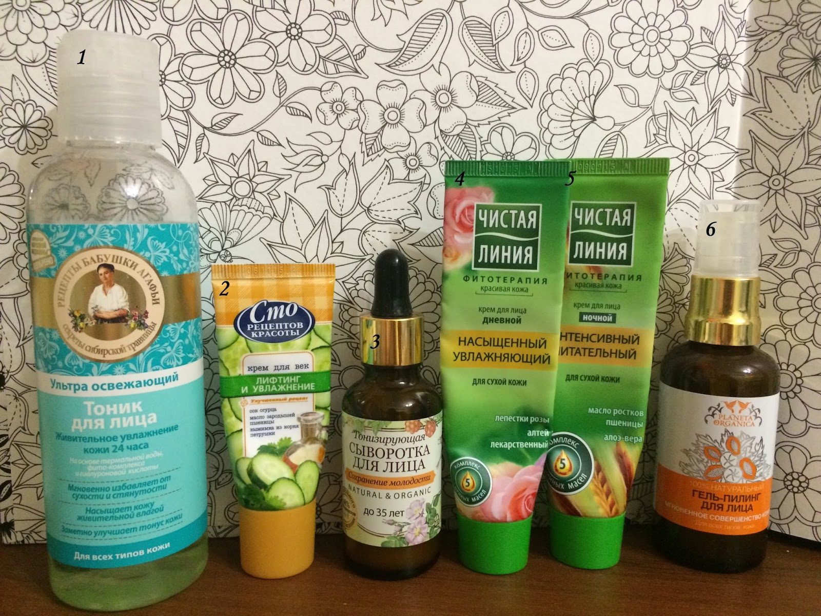 хорошая косметика для ухода за лицом бюджетная. бюджетный уход за кожей. маска для лица косметическая. девушка с кремом на лице. девушка наносит крем на лицо.