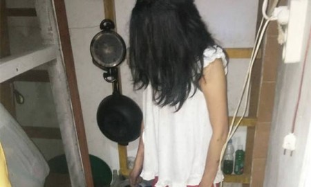 Jenazah korban saat ditemukan tergantung di kios. Jenazah korban saat ditemukan tergantung di kios.