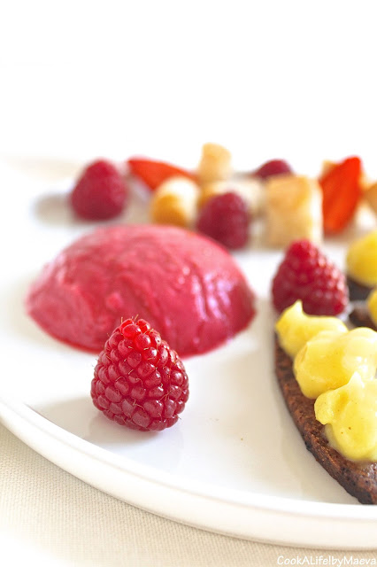 Cook A Life! by Maeva • Dessert "géométrique", variations de textures : mousse, crème pâtissière, génoise, fraises et framboises - Bataille Food #36 (vegan, sans lactose)