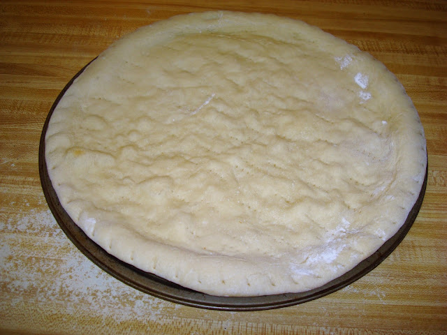 MASA DE PIZZA        PORCIONES: 3 pizzas    INGREDIENTES    8¼ tazas de harina  1½ cucharadas de azúcar  3 cucharaditas de levadura instantánea  3¼ tazas de agua tibia.  3/8 taza de aceite de oliva  2½ cucharadas de sal    PREPARACIÓN     Cuando usa levadura instantánea no necesita dejar a fermentar con agua.  En un bolo  o máquina de batir poner el agua templada, el azúcar, la levadura, harina, aceite de oliva, sal. Mezclar bien. Si el agua la calienta demasiado, matará los microorganismos de la levadura y esta no fermentará la masa. Batir en la máquina por unos 10 minutos. Si es a mano necesitará amasar el doble de tiempo. La masa cuando está lista no debe pegarse a los costados del recipiente de la máquina. Agregar de a poco más harina si es que se necesita para que no se pegue la masa al costado del recipiente de la batidora.  Dejar fermentar la masa en el mismo recipiente de la máquina por una 2 horas o hasta que se duplique su volumen. Dependiendo de la temperatura del medio ambiente la masa fermentará más rápido o más lento. En verano la masa fermentará mucho más rápido.  Una vez la masa ha duplicado de volumen empujarla hacia abajo para que se desinfle. Dejar fermentar la masa por otras 2 horas hasta que duplique de tamaño nuevamente. Desinflar la masa otra vez y hacer una bola con la masa y dividirla en tres partes iguales, haciendo tres bolas.  Estirar la masa hasta que tenga el mismo tamaño de las bandejas de hornear. Las bandejas que sean aproximadamente 36 centímetros de ancho.  Ponga la masa estiradas en tres bandejas de pizza.  Con un tenedor pinche por toda la masa para que no se levante el centro cuando está horneando la masa. Puede decorar los bordes de la masa de pizza si así lo desea, lo cual no es necesario.  Pre cocinar la masa en el horno precalentado a 246° C - 475° F.  Poner la bandeja de pizza directamente sobre la lata de abajo del horno por unos 3 minutos para que la parte de debajo de la pizza se dore un poco. Después poner en el centro del horno por unos 4 minutos más a cocinar. Precocinado un poco la pizza le quedará más crocante cundo le ponga los demás ingredientes y termine de hornear.    RECETA PASO A PASO      PORCIONES: 3 pizzas    INGREDIENTES    8¼ tazas de harina  1½ cucharadas de azúcar  3 cucharaditas de levadura instantánea  3¼ tazas de agua tibia.  3/8 taza de aceite de oliva  2½ cucharadas de sal          PREPARACIÓN     Cuando usa levadura instantánea no necesita dejar a fermentar con agua.  En un bolo  o máquina de batir poner el agua templada, el azúcar, la levadura, harina, aceite de oliva, sal. Mezclar bien. Si el agua la calienta demasiado, matará los microorganismos de la levadura y esta no fermentará la masa. Batir en la máquina por unos 10 minutos. Si es a mano necesitará amasar el doble de tiempo. La masa cuando está lista no debe pegarse a los costados del recipiente de la máquina. Agregar de a poco más harina si es que se necesita para que no se pegue la masa al costado del recipiente de la batidora.          Dejar fermentar la masa en el mismo recipiente de la máquina por una 2 horas o hasta que se duplique su volumen. Dependiendo de la temperatura del medio ambiente la masa fermentará más rápido o más lento. En verano la masa fermentará mucho más rápido.       Una vez la masa ha duplicado de volumen empujarla hacia abajo para que se desinfle. Dejar fermentar la masa por otras 2 horas hasta que duplique de tamaño nuevamente.      Desinflar la masa otra vez y hacer una bola con la masa y dividirla en tres partes iguales, haciendo tres bolas     Estirar la masa hasta que tenga el mismo tamaño de las bandejas de hornear. Las bandejas que sean aproximadamente 36 centímetros de ancho.  Ponga la masa estiradas en tres bandejas de pizza.          Con un tenedor pinche por toda la masa para que no se levante el centro cuando está horneando la masa. Puede decorar los bordes de la masa de pizza si así lo desea, lo cual no es necesario.        Pre cocinar la masa en el horno precalentado a 246° C - 475° F.  Poner la bandeja de pizza directamente sobre la lata de abajo del horno por unos 3 minutos para que la parte de debajo de la pizza se dore un poco. Después poner en el centro del horno por unos 4 minutos más a cocinar          Precocinado un poco la pizza le quedará más crocante cundo le ponga los demás ingredientes y termine de hornear.