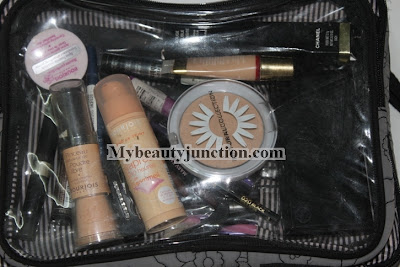 How to pack your makeup and brushes while travelling and tips to choose the best cosmetics bag