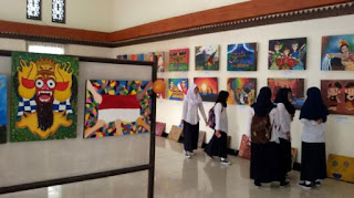 Kali  ini kita akan membahas sebuah materi pembelajaran seni budaya/rupa kelas 12 SMA semester 1 kurikulum 2013 edisi revisi 2017 yaitu tentang rangkuman pameran karya seni rupa atau mengadakan pameran, ada pun yang akan kita bahas yaitu mengenai pengertian pameran menurut para ahli, tujuan, unsur-unsur, jenis-jenis pameran, langkah cara mengadakan sebuah pameran seni, manfaat dan contoh pameran.