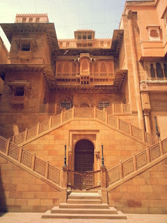 The interiors of the palaces are decorated and painted in traditional Rajasthani style. The fort is called “a paradox between medieval military architecture and beautiful interior decoration”.