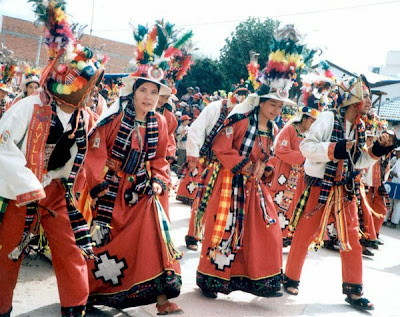 Peruanos, argentinos y chilenos llegan por el Carnaval de Oruro