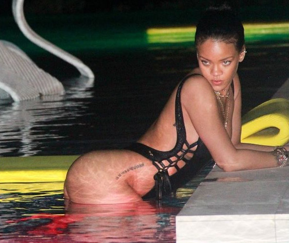 Rihanna bem gostosa em fato de banho
