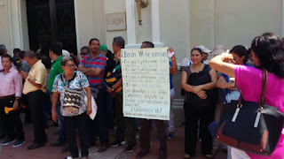 Profesores protestan frente a la Alcaldía de Santa Marta Profesores protestan frente a la Alcaldía de Santa Marta