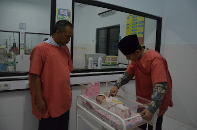 Tinjau Bayi Lahir di Tepi Jalan, Wabup Arifin Menegaskan Pemkab Trenggalek Akan Berikan Perlakuan Sama