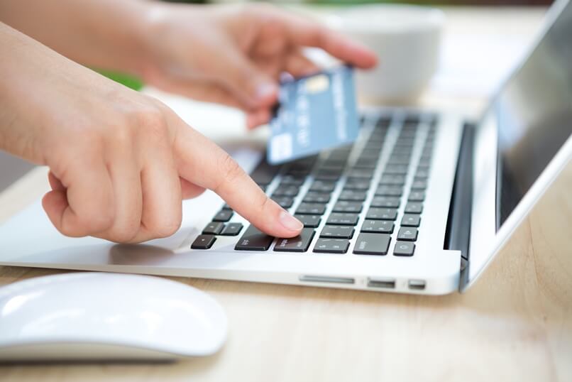 Tarjeta de crédito para tus compras en línea.
