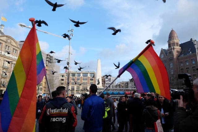 Heterossexuais da Holanda estão andando de mãos dadas em protesto a agressão contra casal gay