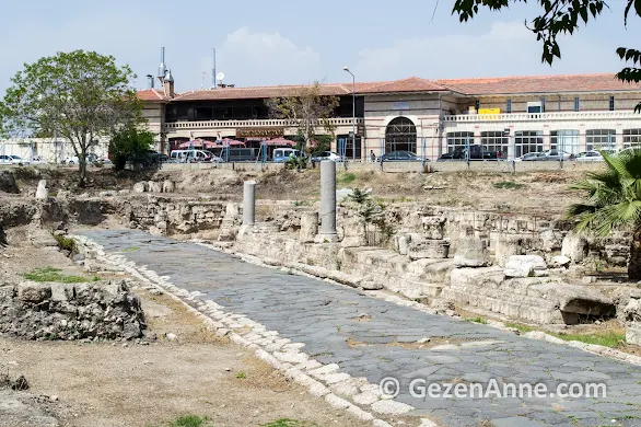 Tarsus'un merkezinde otopark kazısında Antik Yol bulunmuş. Mersin