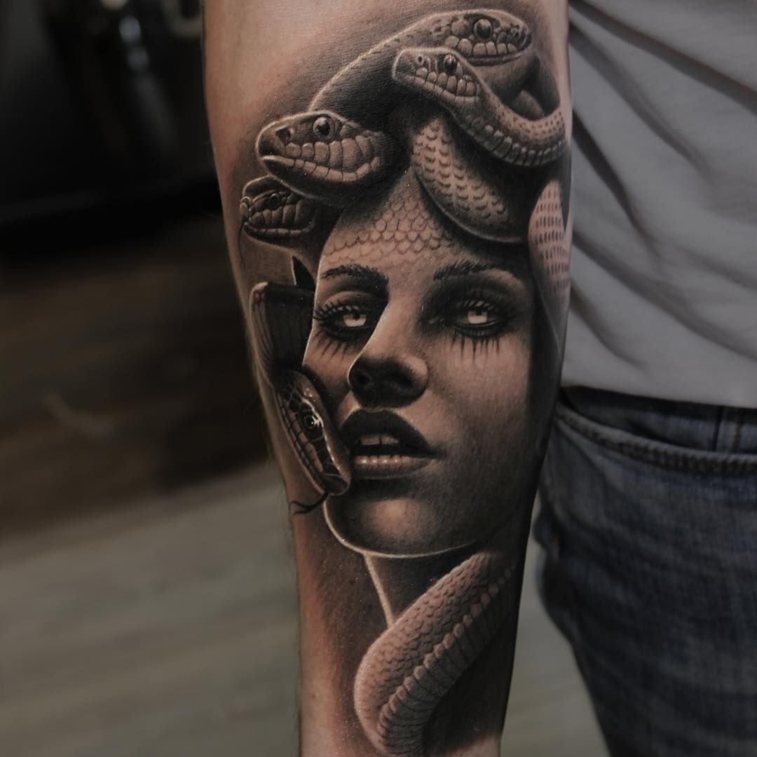 Tatuaje de Medusa de la mitología griega coj serpientes en la cabeza y mirada mortal