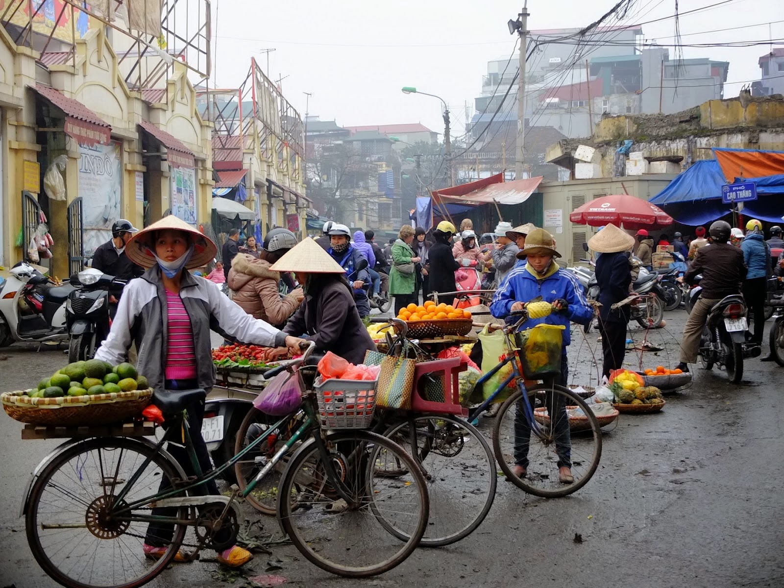 Вьетнам люди на улице Вьетнам люди на улице