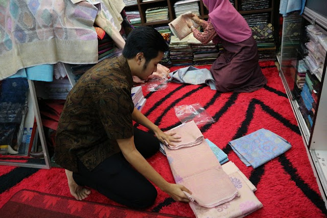 Membeli Sampin Songket Di Bazar Buluh Kubu