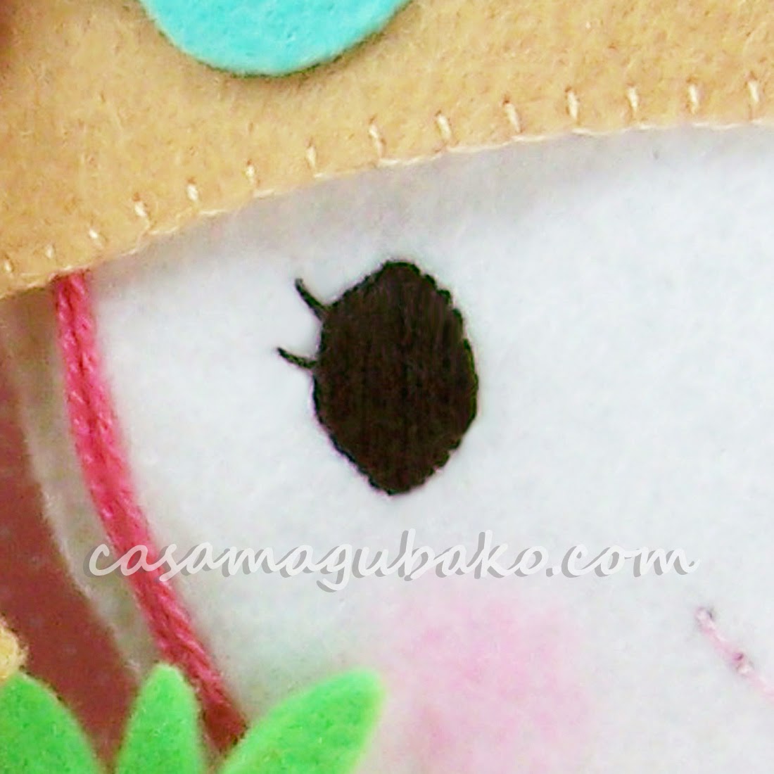 Embroidering Facial Features in Felt by casamagubako.com