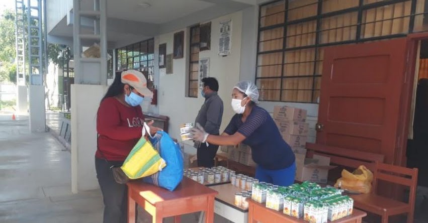Madres y padres de familia de más de 22 mil escolares de Moquegua cumplen medidas de protección durante entrega de alimentos de Qali Warma Madres y padres de familia de más de 22 mil escolares de Moquegua cumplen medidas de protección durante entrega de alimentos de Qali Warma