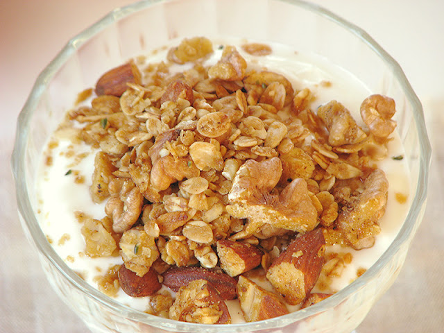 Granola aux flocons de millet et graines de chanvre. Granola aux flocons de millet et graines de chanvre.
