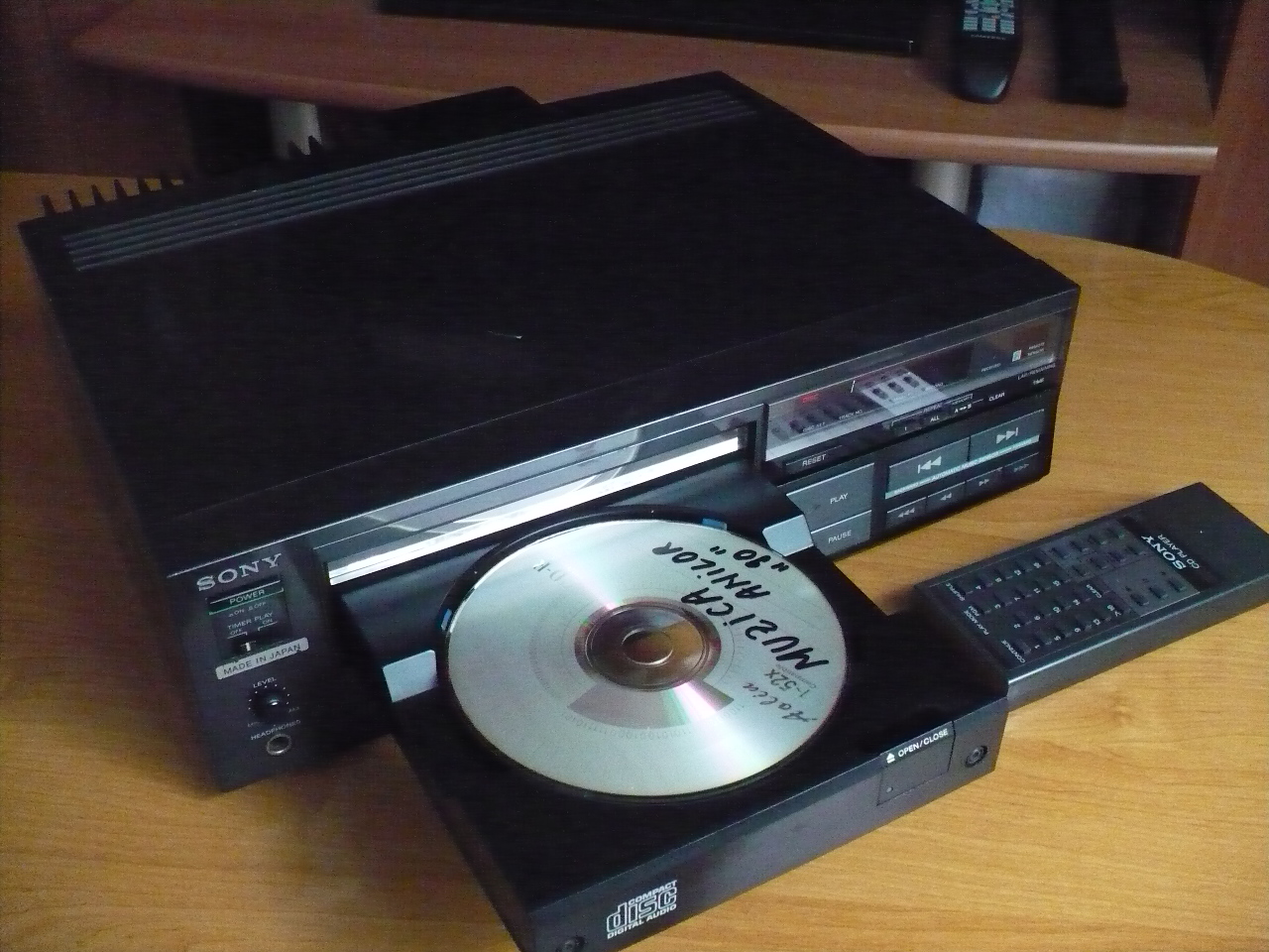 First cd. Sony CDP-101. Sony CDP-s1. CD проигрыватель Sony 1982 года. CD проигрыватель Sony CDP 101 Академическая.