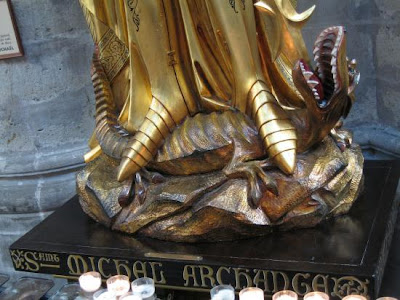 Άγαλμα του Αρχάγγελου Μιχαήλ, προστάτου των Βρυξελλών.