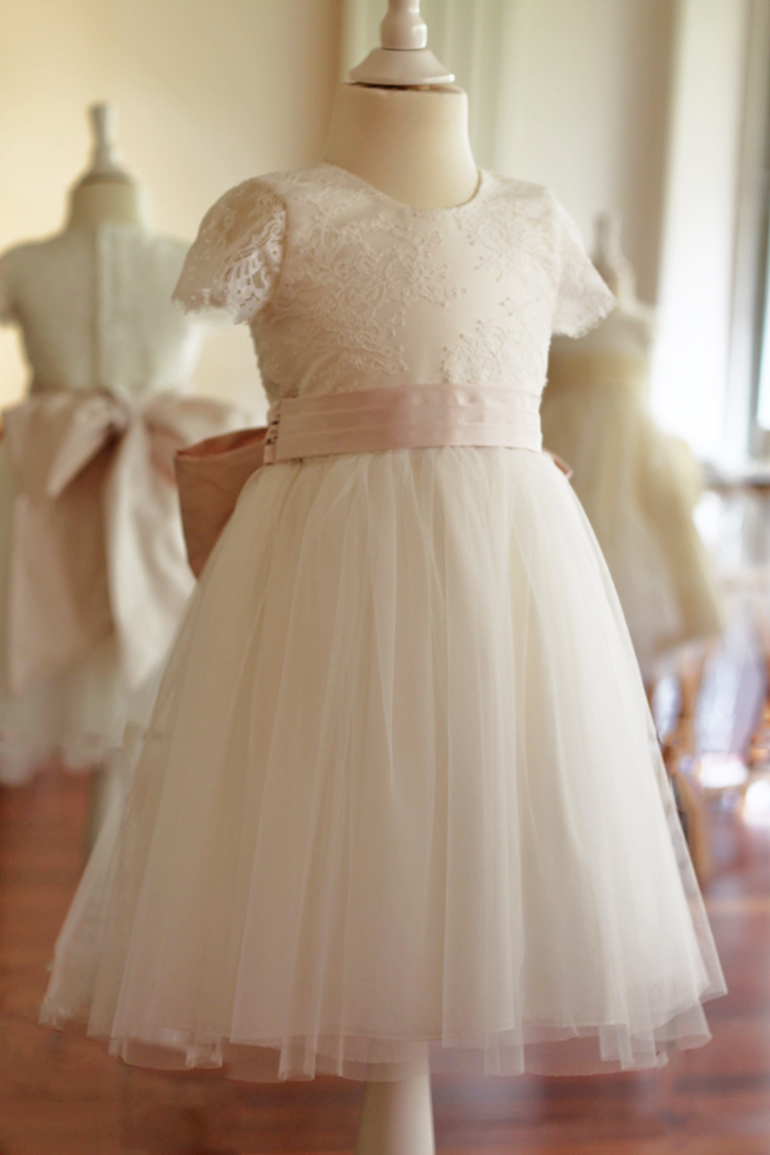 Robe chic courte col Queen Anne dos découpé pour cocktail Robe chic courte col Queen Anne dos découpé pour cocktail