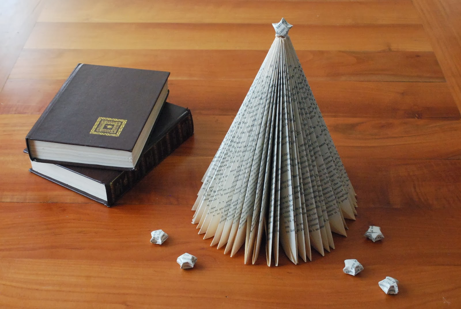 Incartesimi Tutorial albero di Natale con vecchi libri