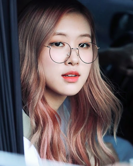 Rosé Roseanne Park of BLΛƆKPIИK 블랙핑크.