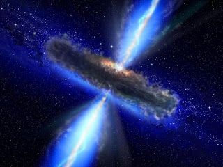 [un quasar con molta polvere intorno a se e una forte emissione di plasma e luce blu]