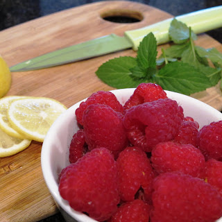 bowl of raspberries