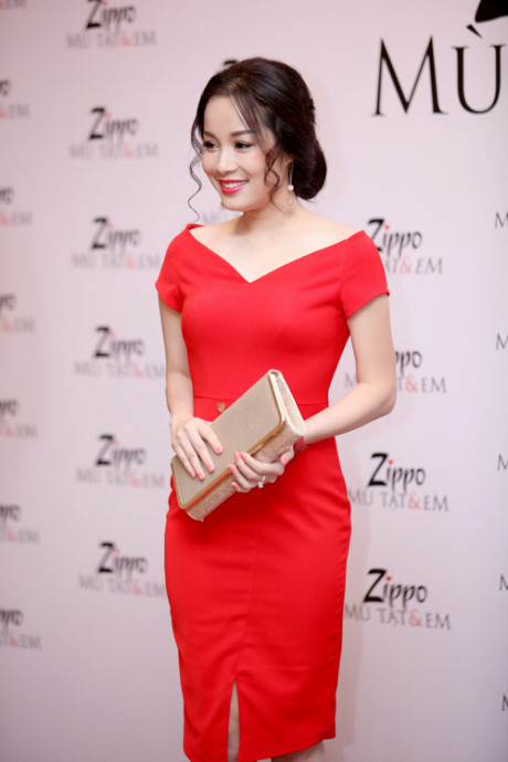 Hong Dang: Toi it de vo thay minh om hon tren man anh - Anh 4