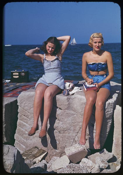 30 Stunning Vintage Portrait Photos of Women in Bathing Suits in the