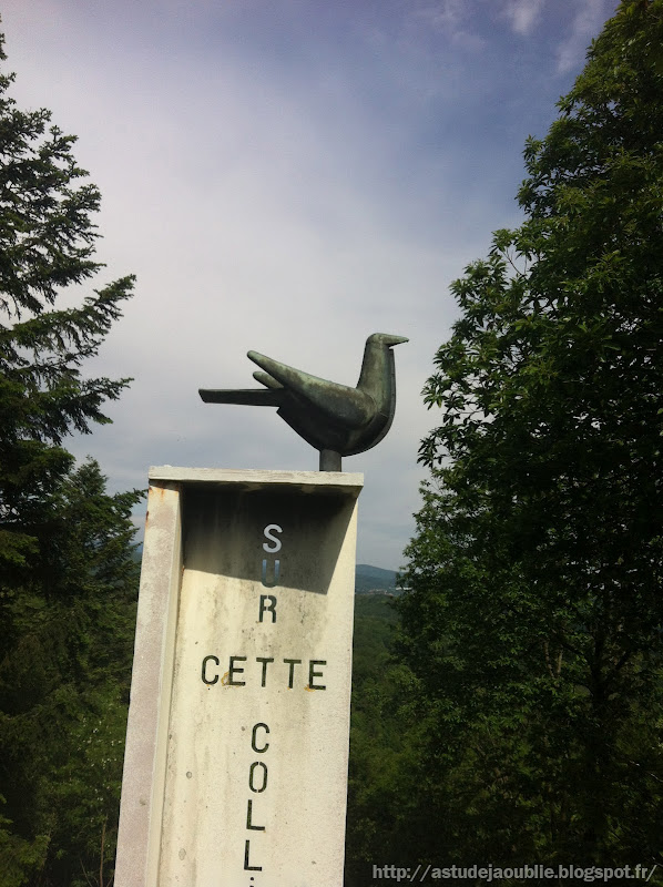astudejaoublie Ronchamp - Monument pour la paix (détail)  Sculpture: André Maisonnier  Le Corbusier