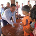 លោក ស សុខា ចុះចែកមូលនិធិមនុស្សធម៌ ស ខេង ១៩គ្រួសារ ក្នុងស្រុកមេសាង ខេត្តព្រៃវែង