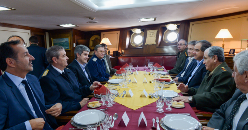 desarrollo defensa y tecnologia belica: Ministro Martínez y jefe de