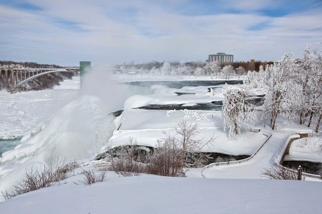 The entire area looks like Narnia. - Bizarrely Low Temperatures Transformed Niagara Falls Into A Frozen Wonderland