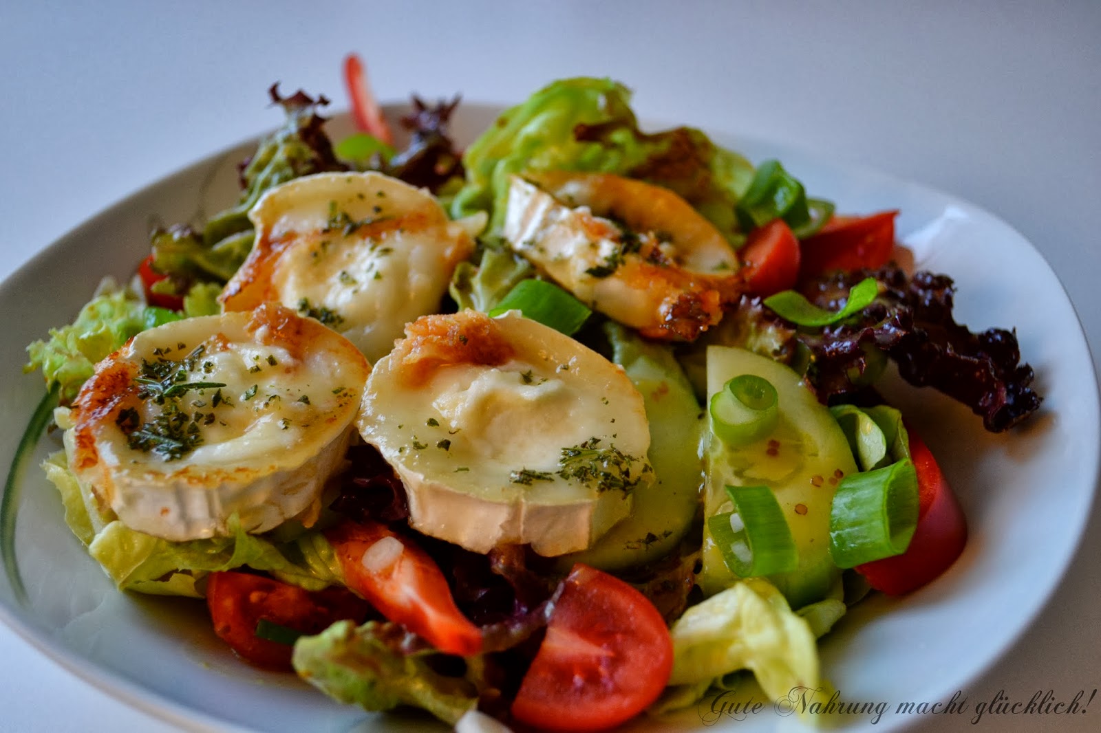 Gute Nahrung macht glücklich : Salat mit gebratenem Ziegenkäse und ...