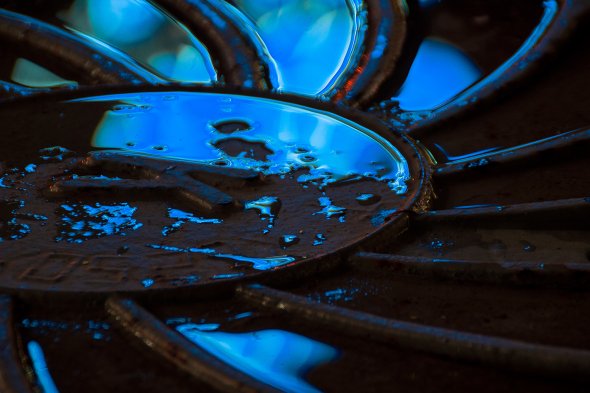 A fotografia de poças de água refletindo as luzes neon da cidade de Slava Semeniuta Slava Semeniuta arte fotografia poças de água refletindo luzes neon noite cidade cores