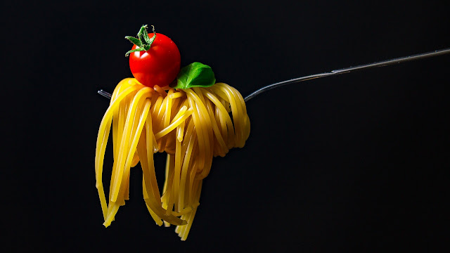 spaghetti z pomidorami i bazylią