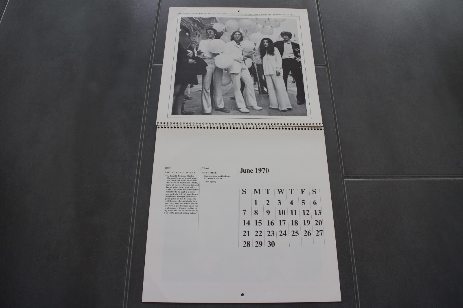 The Beatles-levyhylly: Plastic Ono Band: Live Peace In Toronto 1969 -LP (US  1st pressing) in shrink + hype sticker + 1970 calendar