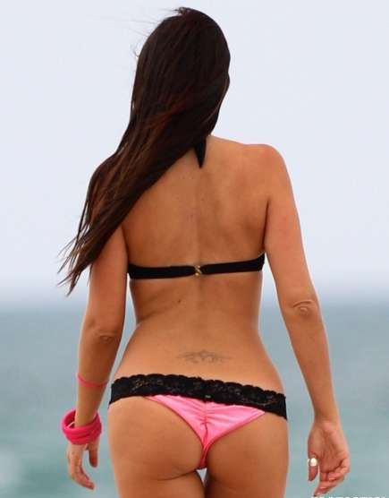 Sunny Days Claudia Romani “black Thong Bikini” Sunbathe On Miami Beach