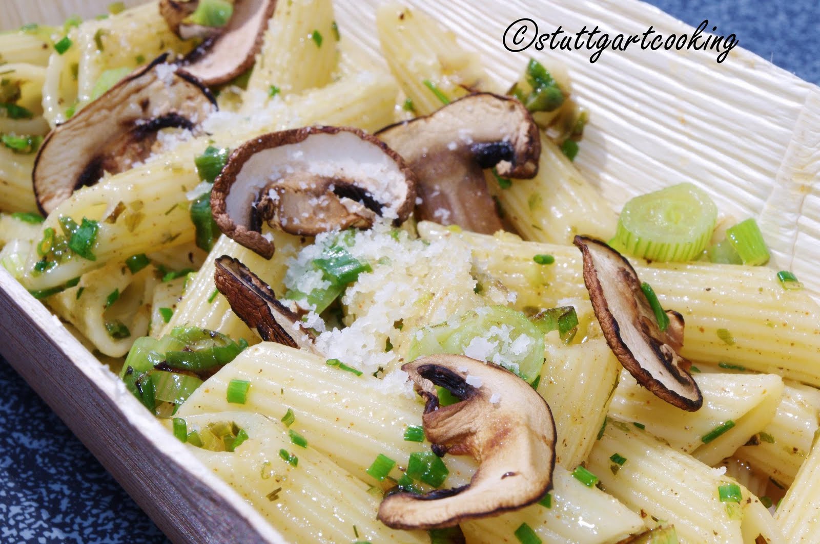 stuttgartcooking: Pasta mit Champignons, Frühlingszwiebel und Kräuterbutter