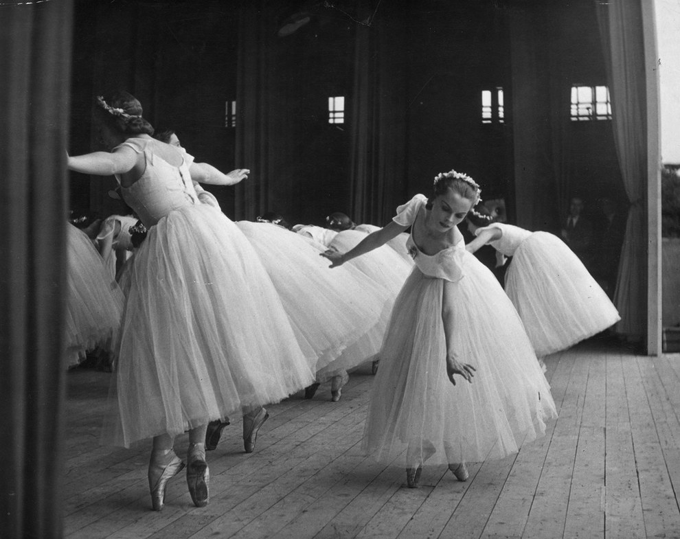 25 Vintage Photographs of Ballet Dancers From Between the
