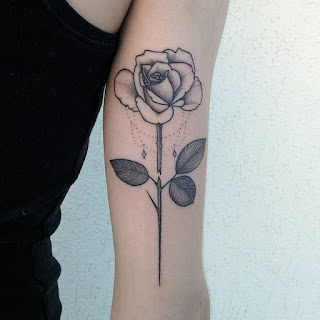 tato bunga mawar hitam