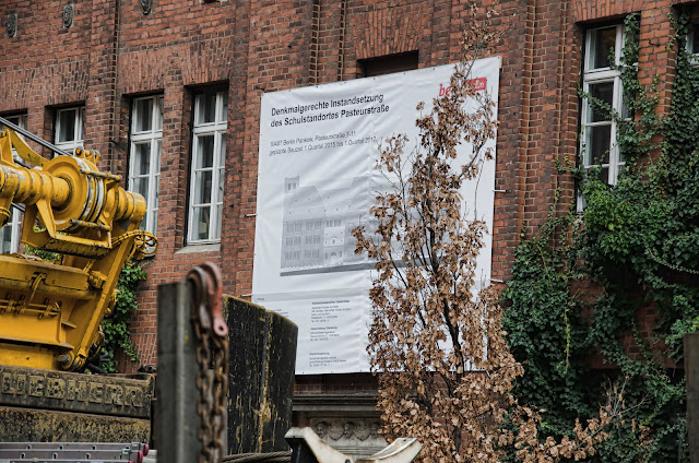 0439, Baustelle, Kranaufbau Denkmalgerechte Instandsetzung des Schulstandortes Pasteurstraße 09-11, 10407 Berlin, 02.02.2015