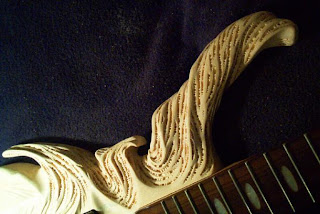 elaboración de guitarras talladas a mano.