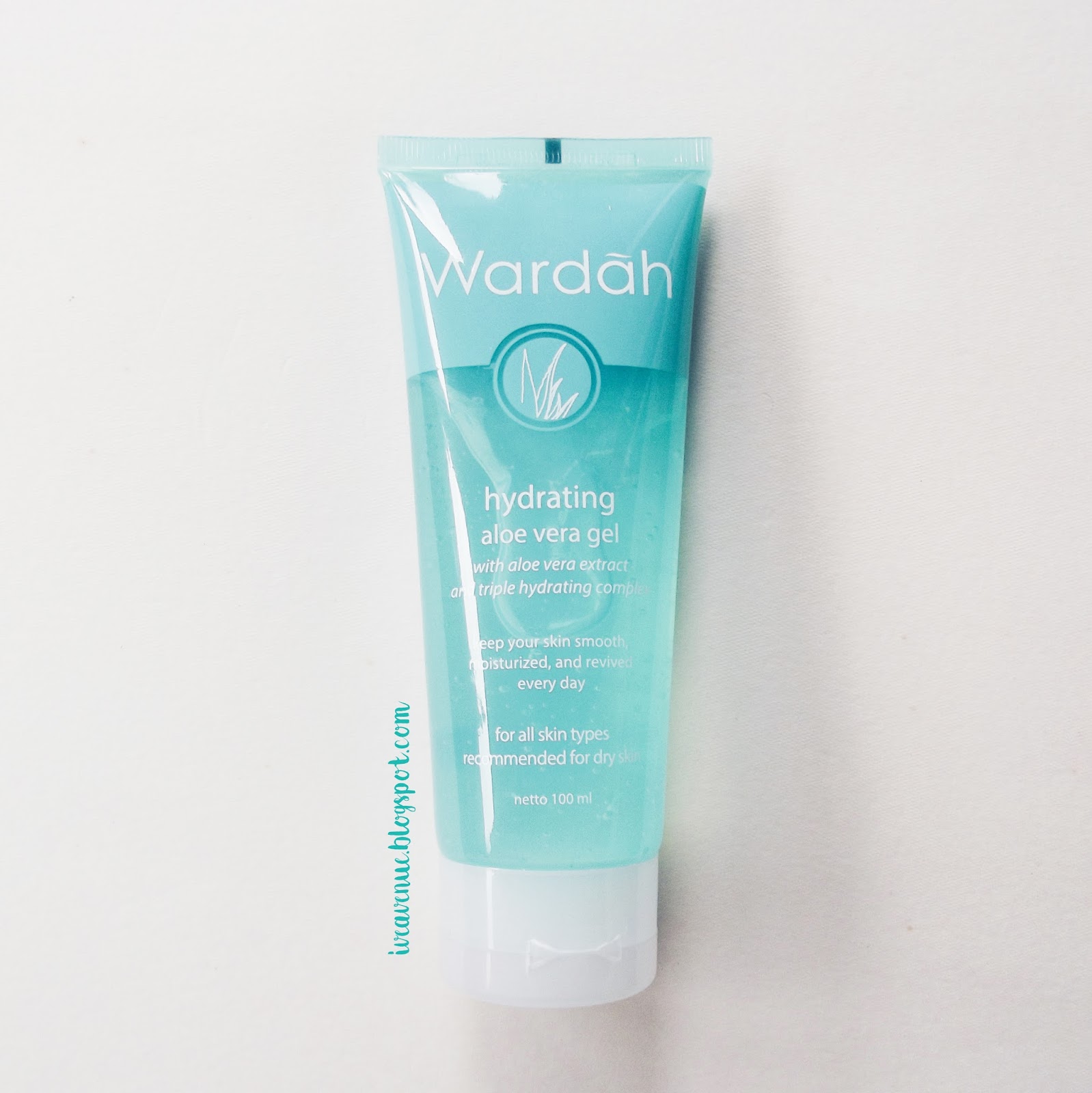 Review Wardah Hydrating Aloe Vera Gel Ive Avenue Seperti kebanyakan produk Wardah lainnya warnanya hijau hijau sejuk Tapi kemasannya rada bulky kurang travel friendly Di depan tertulis Hydrating Aloe