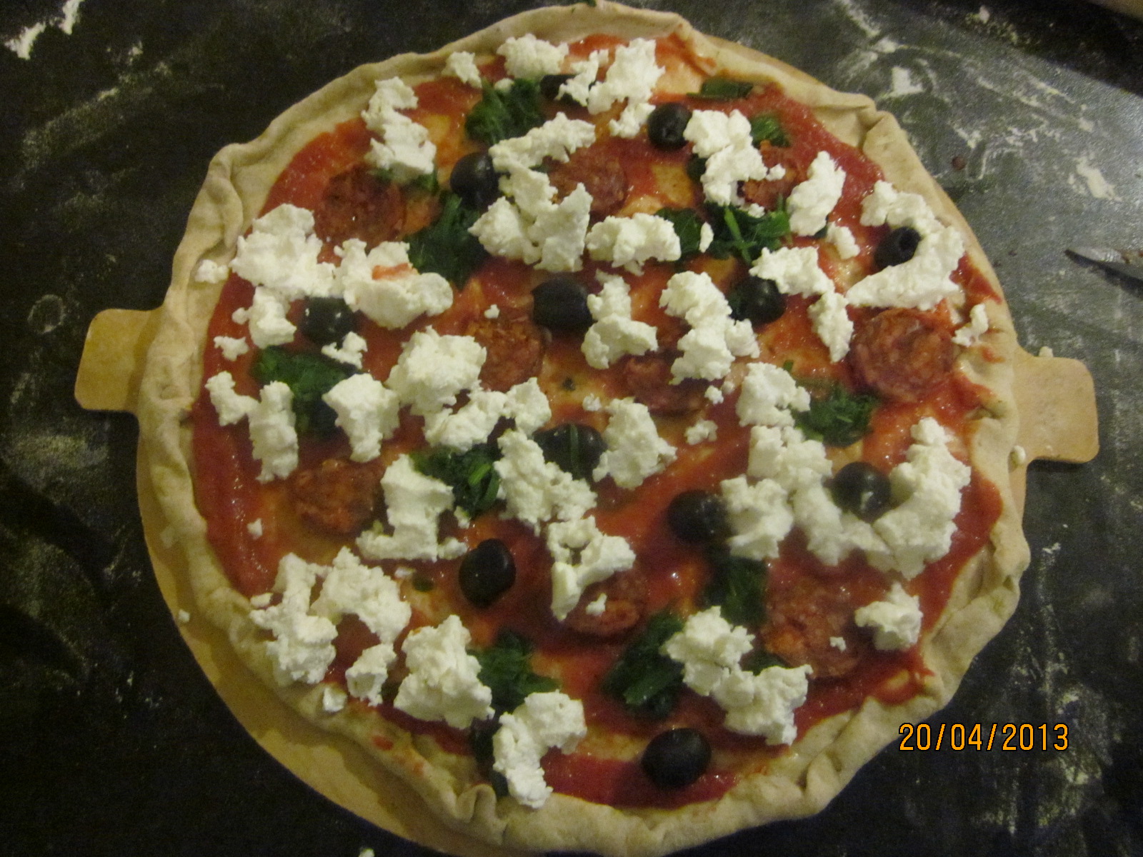 la cucina di Gioconda: Pizza spinaci, olive, ricotta di capra e salame ...