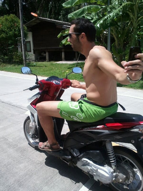 Antonio sin dejar de mirar la carretera mientras hace una foto Antonio sin dejar de mirar la carretera mientras hace una foto